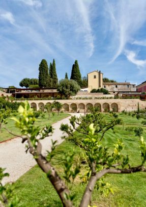 Scorcio prospettico del giardino storico e delle architetture del complesso Hortus.