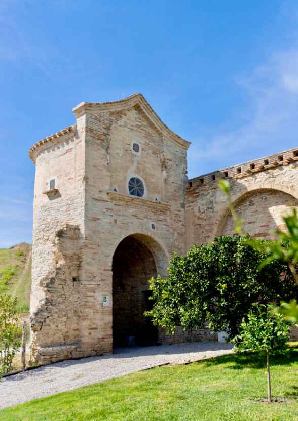 Dettaglio architettonico della torretta storica e dell'arco d'ingresso della tenuta Hortus.