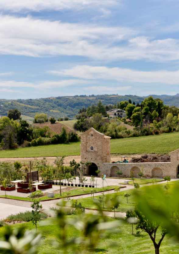 Scorcio verticale della torretta antica e dell'area didattica della tenuta Hortus immersa nella natura.