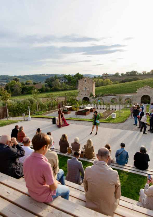 Evento culturale e concerto all'aperto nell'anfiteatro del giardino Hortus con vista sulle colline.