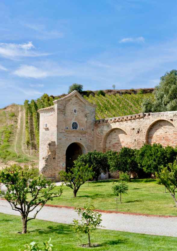 Dettaglio dell'architettura storica e dei vigneti del complesso Hortus immerso nella natura.